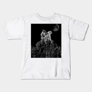 Wolf in the mountain Kids T-Shirt